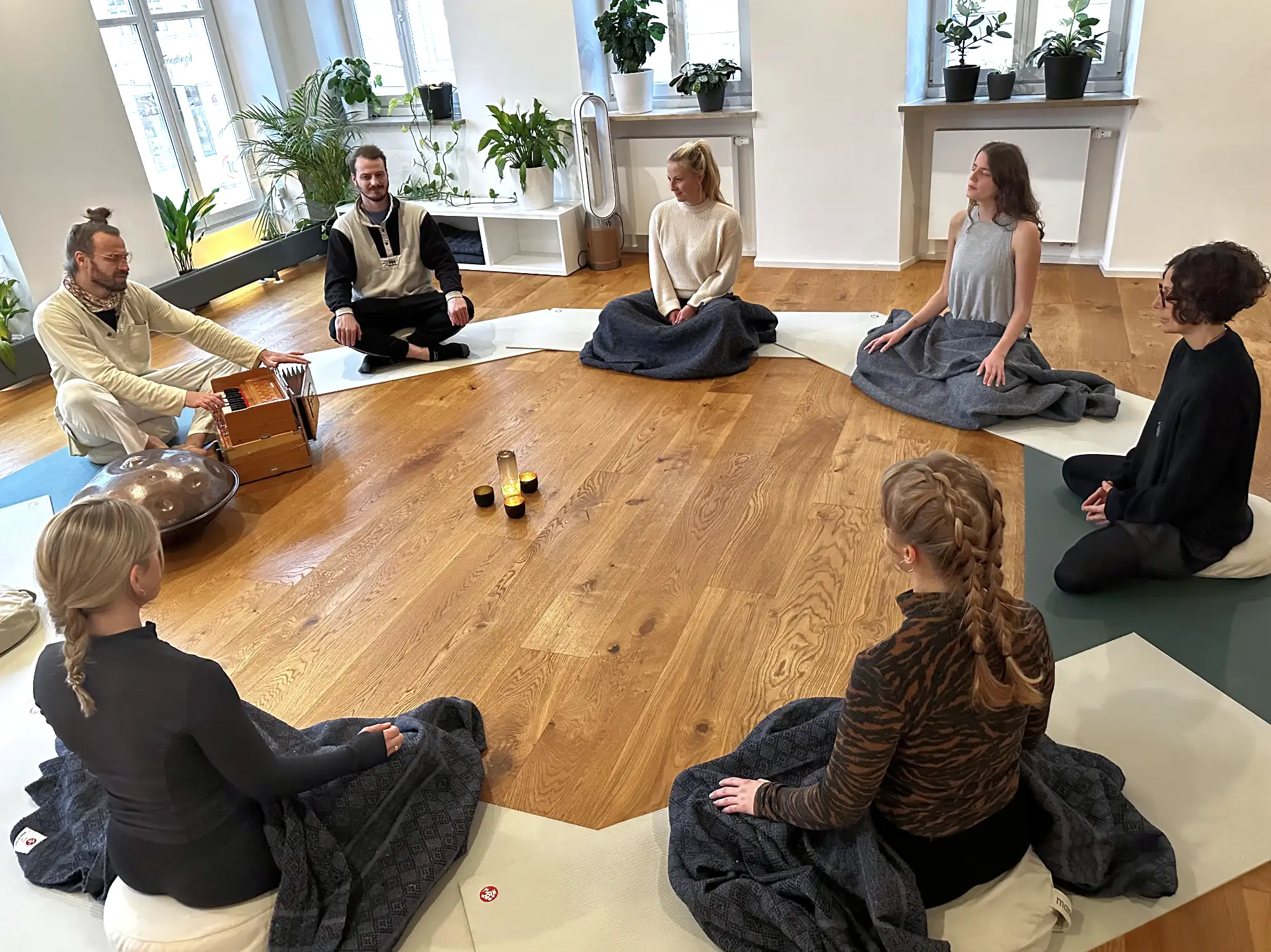 LOFT - AUM CIRCLE - GRUPPE